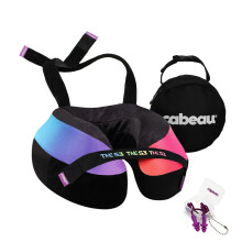 Oreiller de voyage en mousse à mémoire de forme Cabeau The Neck's Evolution TNE S3. Avec sangles de fixation, il offre un soutien à 360 degrés po