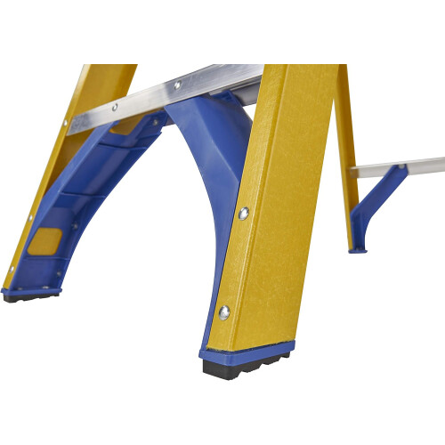 Werner Fibreglass Stepladder 4 Tread 1