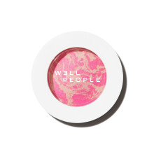 Well People Superpowder Blush Powder, feuchtigkeitsspendendes Puder-Rouge fr einen Hauch von Wangenfarbe, leichte Formel, vegan und tierversuchsfrei