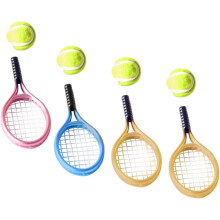 Minitennismailojen sisustussetti, 4 minimailaa ja 4 palloa nukkekodin valokuvarekvisiittalle Lelutennismailat koristekäyttöön