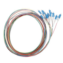 Câble à fibre optique en queue de cochon 12 cœurs monomode, petit câble carré à faible perte d'insertion pour la communication réseau