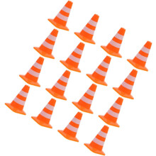 Safety First 16 stuks mini-verkeerskegels, modellen, stevige pylonen, speelgoed voor kinderen die leren en interactief spelen op de weg.