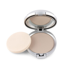 Geperste minerale foundation met vitamine voor een natuurlijke zijdezachte finish