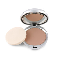 Geperste minerale foundation met vitamine voor een natuurlijke zijdezachte finish