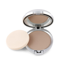 Geperste minerale foundation met vitamine voor een natuurlijke zijdezachte finish