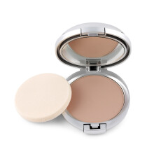 Geperste minerale foundation met vitamine voor een natuurlijke zijdezachte finish