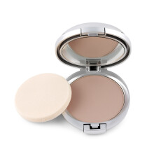 Geperste minerale foundation met vitamine voor een natuurlijke zijdezachte finish