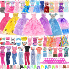48 pcs dukket?j og tilbeh?r 3 stk. Fashion kjoler 3 toppe 3 bukser 3 pcs festkjoler 2 s?t badedragt bikini 6 seler nederdel 6 halsk?de 10 b?jler