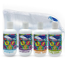 TRISWIM Kids After Swim Confezione risparmio da 4 borse da viaggio in rete + Swim Care Bagnoschiuma anti-cloro + Lozione da nuoto + Shampoo e bal