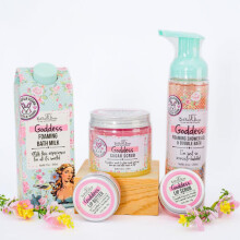 Bella & Bear Goddess Mega Bath & Body Presentset med skummande duschgel & bubbelbadbad Mjlk Kroppsskrubb & lppskrubb och lppsmr - Present fr