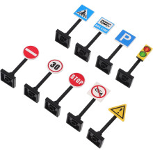 Simulatieset voor kinderen met een verkeersovergang, treinsporen, verkeersborden, bouwstenen voor creatief rollenspel