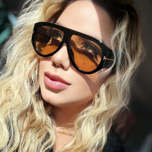 Fashionable sunglasses with a large frame and classic design, lightweight and durable, ideal for everyday wear, outdoor activities and styli