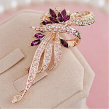 Elegant breast pin with floral inspiration, made of high-quality synthetic alloy material, ideal for everyday office look and stylish appear