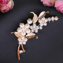 Elegant flower brooch with pearls and sparkling rhinestones – High-quality accessory for stylish outfits, ideal for various occasions