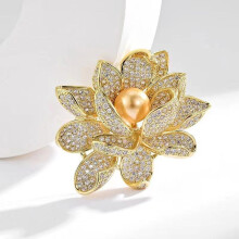 Elegant breast pin with pearls and rhinestones – High-quality design for versatile occasions and stylish outfits
