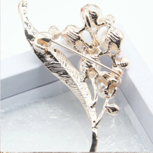 Elegant breast pin with floral design, decorated with pearls and rhinestones – High-quality accessory for stylish accents in everyday life