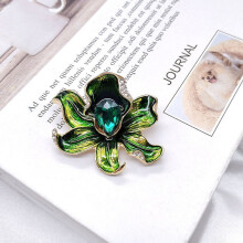 Elegant and versatile flower brooch in vintage style, made of robust zinc alloy material with detailed drop varnish for a high-quality and s