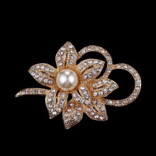 Elegant and creative flower-shaped breast pin with pearls and rhinestone details – perfect accessory for versatile occasions and stylish gi