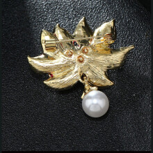 Elegant and delicate brooch with lotus flower design, ideal for stylish outfits and special occasions, perfect as an accessory or gift