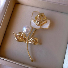 Elegant rose petal brooch for women – Versatile accessory as a breast pin or scarf holder, inspired by floral designs with gold-plated deta