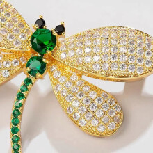 Elegant and delicate dragonfly-shaped brooch – perfect accessory for everyday wear or as a gift idea