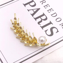 Elegant breast pin with leaf design and sparkling details – perfect for special occasions and stylish gifts