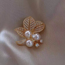 Elegant breast pin in natural leaf design – Versatile accessory for special occasions and stylish everyday looks
