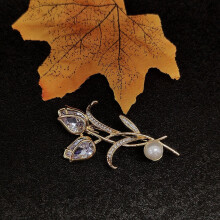 Elegant flower brooch in tulip design made of high-quality zinc alloy material – perfect accessory for everyday life and special occasions
