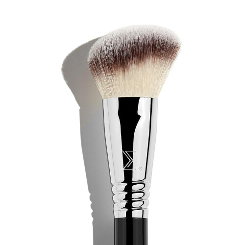 Pincel para bochechas angular suave Sigma Beauty F43 1