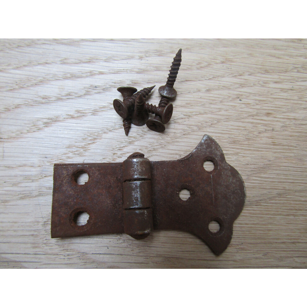 Pair Of Unequal Butterfly Hinges Rust By Ironmongery World 5057067518929