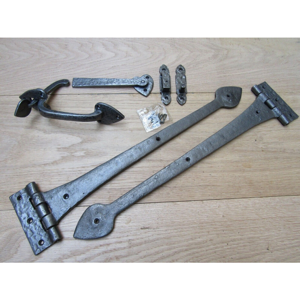 Set Of 18" Spear Head Cast Iron Hinges + 7" Thumb Latch Antique Iron By Ironmongery World 5057067978846