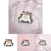 Spilla deliziosa a forma di cartone animato anime con un simpatico motivo a mucca, perfetto distintivo decorativo