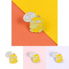 Spilla creativa a forma di anatra gialla con smalto colorato e tema di lettere per outfit alla moda