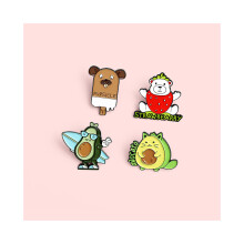Spilla in lega con distintivo rifinito a forma di fragola, orso, cane, gelato e avocado, stile cartone animato,