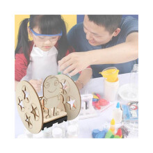 Handgefertigte Technologie für Kinder, kleine Produktion, hausgemachtes Balance-Auto, physisch