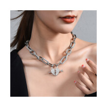 Collier à breloques en forme de cœur en titane éblouissant en acier pour femmes avec serrure élégante