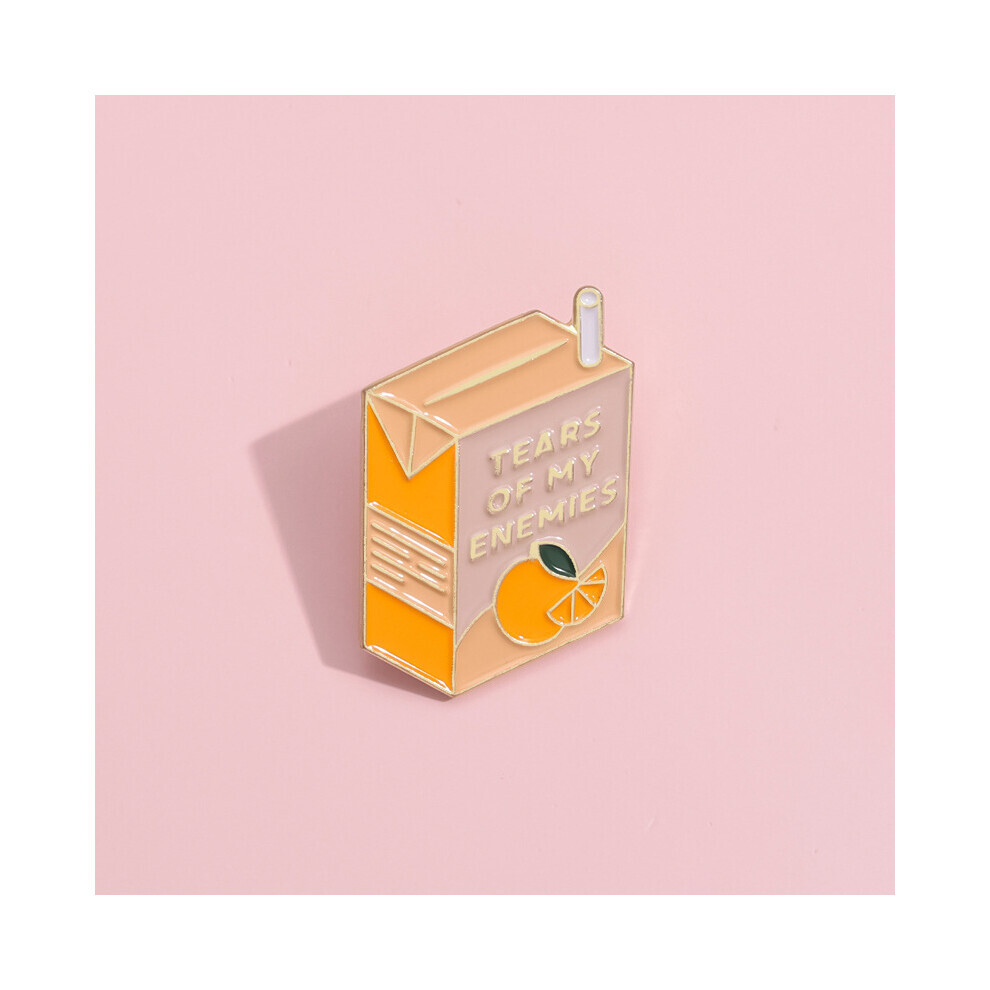 Broche ludique en forme de boîte à lait orange, broche en alliage accrocheuse avec lettre et motif de