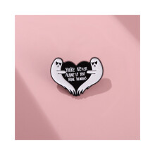 Broche fantôme créative en forme de cœur avec un motif de lettres amusant pour les fêtes d'Halloween