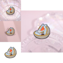 Badge décoratif sur le thème du chat avec revêtement en émail vibrant pour accessoires uniques