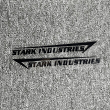 (Czarne) 2 sztuki odblaskowych naklejek samochodowych Stark Industries na maskę, zderzak, przednią szybę