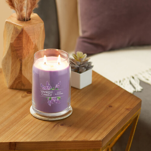 Yankee Candle Yankee Candle Άνθη Λιλά, Σαρωτική 20oz Μεγάλη Κερί 2-Φιτίλι, Πάνω από 60 Ώρες Καύσης 2