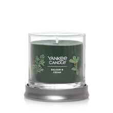 Vianocná sviecka Yankee Candle s vônou balzamu a cédru, objem 125 ml, malý pohár, jednoknôtová sviecka, doba horenia viac ako 20 hodín.