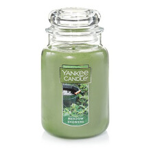 Yankee Candle Meadow Showers Tuoksuva Classic 22oz Large Jar Single Wick kynttilä Yli 110 tuntia palamisaikaa vihreä