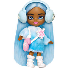 Poup   e de voyage Barbie Extra Mini Minis avec cheveux bleus, robe pull ombr   e, cache-oreilles pastel, bottes de neige et accessoires de neige