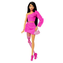 Barbie Deluxe Style Puppe Nr. 2 im Barbiecore-Outfit, schwarze Haare und glitzernde Beinprothese, rosa Oberteil und Rock-Set mit Rosettendetails und A