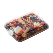 Tabla de cortar de acacia Farberware Build-A-Board con compartimentos integrados, tapa transparente con cierre y asas blancas, perfecta para char