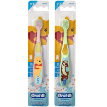 Oral-B Baby manu   lna zubn    kefka Pooh s postavickami 0-3 roky extra m   kk    (postavicky sa l   ia) - balenie 2 kusov