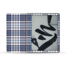 Custodia protettiva in fibra di carbonio MightySkins compatibile con Amazon Kindle Scribe (2022) - Blu a quadri | Finitura protettiva in fibra di