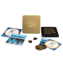 D'Addario 50 -års jubilæum Guitar String Bundle med eksklusiv tin - Inkluderer 1 sæt EXL110 & EJ16 3 Stickers 2 Guitar Picks 1 plakat