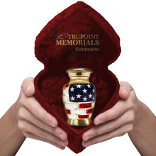 Trupoint -mindesmærker Små urner til humane aske sæskes dekorativ mini -kremation urn til voksne mænd og kvinder lille amerikansk flag med fløjls